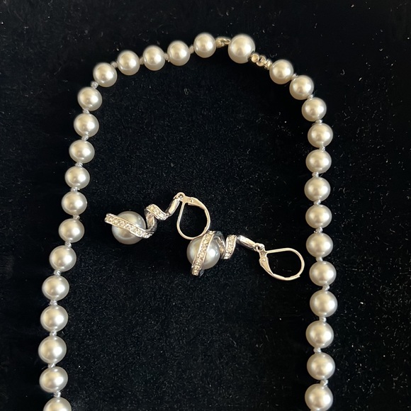 Vintage Black pearl necklace and earrings set - Picture 2 of 4